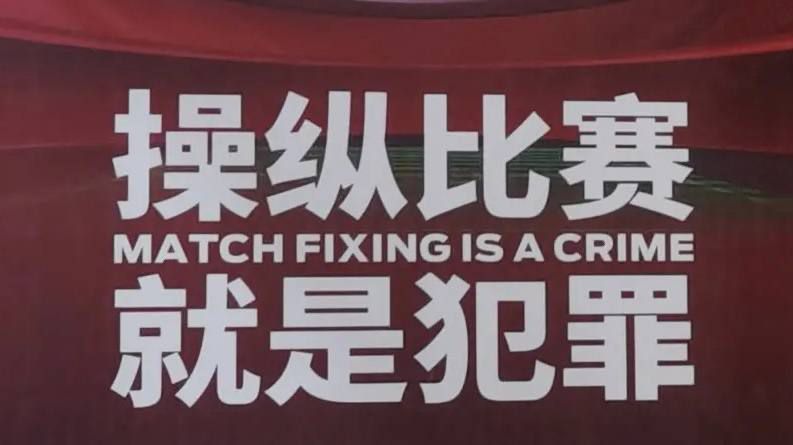 古巴难平易近青年托尼（阿尔•帕西诺 Al Pacino 饰）避祸来到了美国的迈阿密，成了一个典型的天不怕、地不怕的美国陌头小混混。托尼在本地的一个毒枭手下干活，因其心狠手辣、胆大心小，十分超卓地帮老迈完成了几件使命而敏捷遭到欣赏，成为毒枭的第一得力助手。但是托尼并没有就此知足，他先是从委内瑞拉的毒枭那边接下了年夜票据，接着将本身的眼中钉一颗颗除往，权势不竭扩年夜。当他的老迈感触感染到要挟时已太晚了，托尼将老迈干失落然后一统了迈阿密福寿膏市场的全国。托尼得势后他的性情起头变得捕风捉影，对四周的人乃至至亲的家人、好兄弟都布满思疑。狐疑使他逐步走上了不回路！